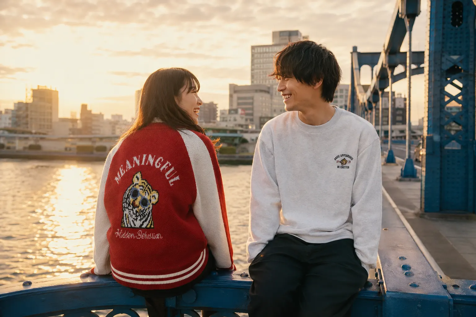 夕方の橋の二人
