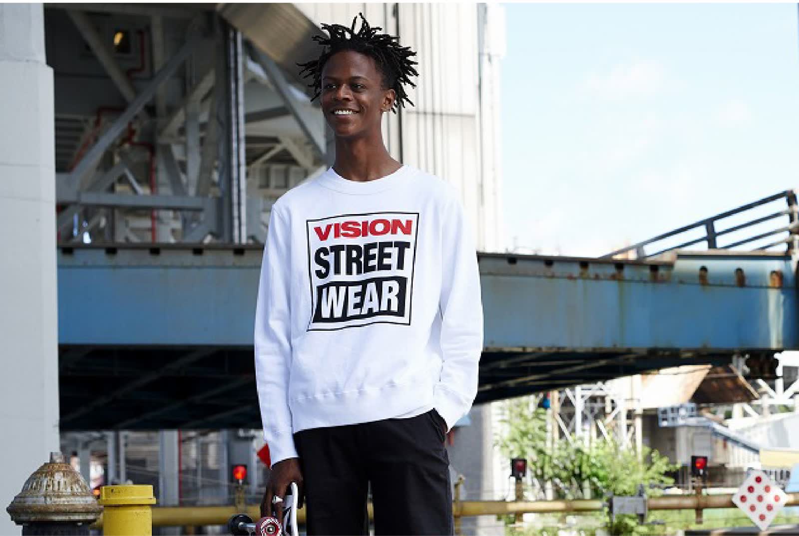 VISION STREET WEAR のスウェットを着たスケーター