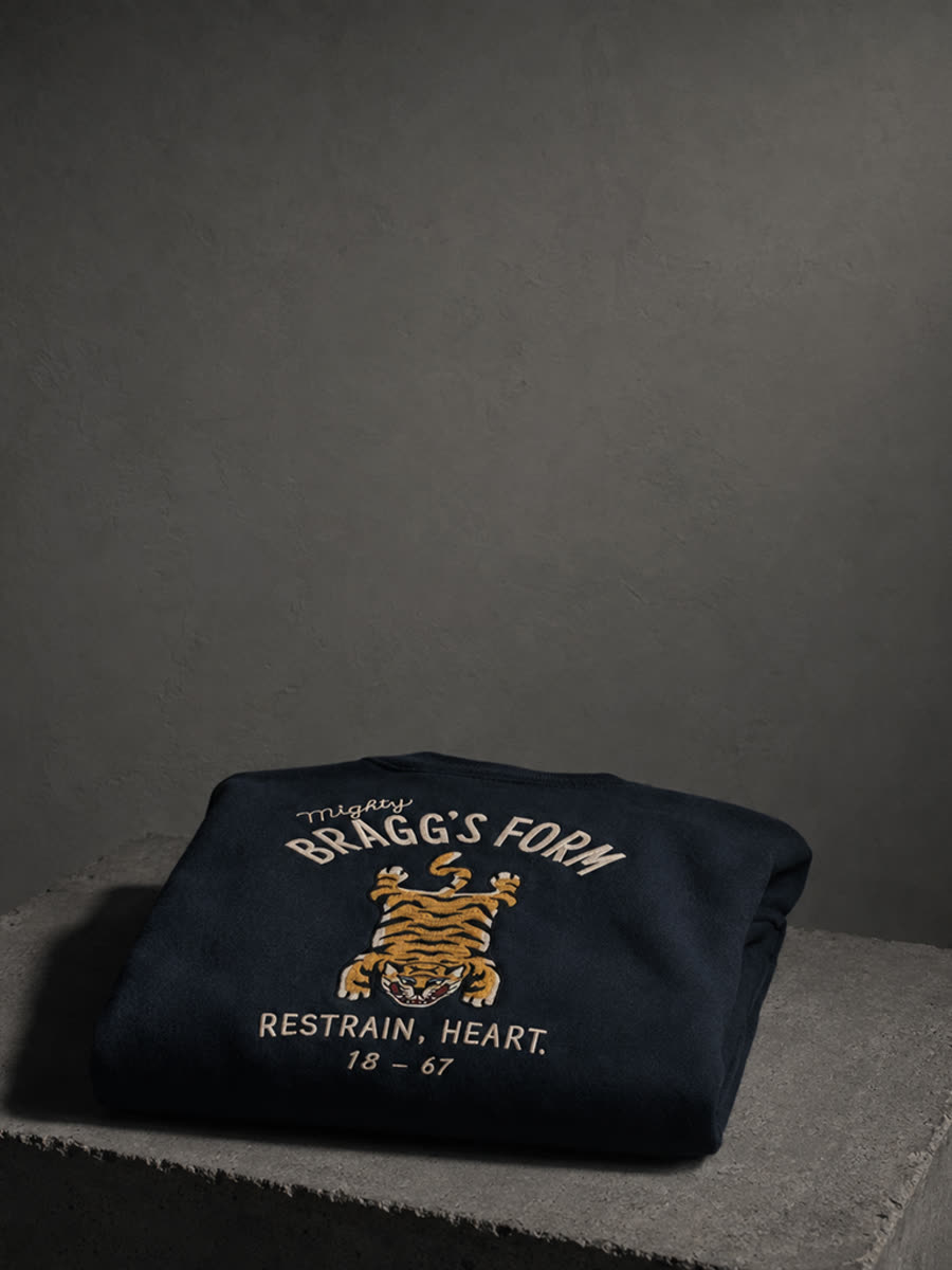 畳んだチベタンタイガー刺繍スウェット
