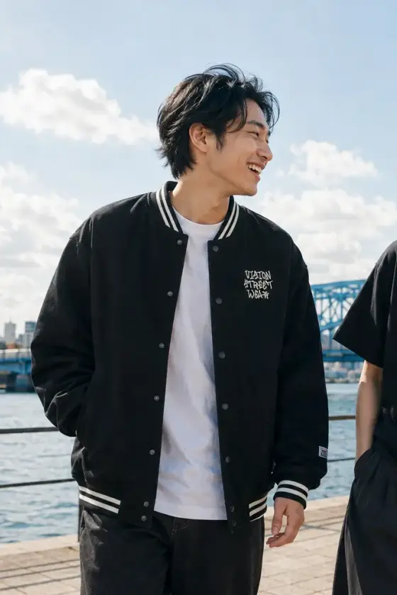 昼の街、VISION STREET WEAR の服を着た人