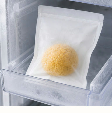 冷凍庫にやすむクッキーシューのパウチ